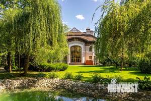 Дом 1350м², 3-этажный, участок 50 сот.