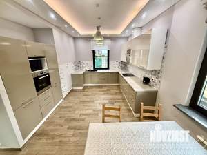 Коттедж 220м&sup2;, 2-этажный, на длительный срок, 