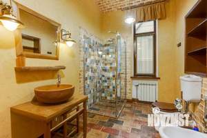 Дом 830м&sup2;, 3-этажный, на длительный срок, 