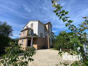 Коттедж 500м&sup2;, 3-этажный, на длительный срок, 