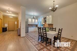 Коттедж 300м&sup2;, 3-этажный, на длительный срок, 