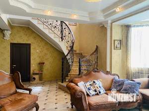 Дом 298м&sup2;, 3-этажный, на длительный срок, 