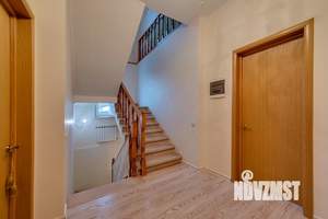 Коттедж 300м&sup2;, 3-этажный, на длительный срок, 