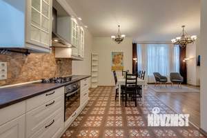 Коттедж 300м&sup2;, 3-этажный, на длительный срок, 