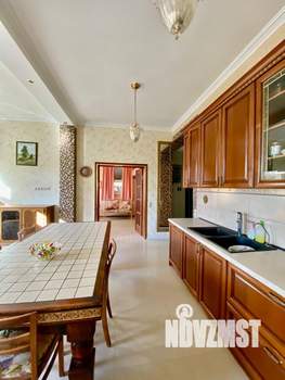 Коттедж 300м&sup2;, 3-этажный, на длительный срок, 