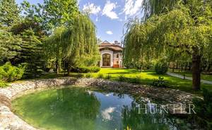 Дом 1350м², 3-этажный, участок 50 сот.  