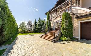 Дом 1350м², 2-этажный, участок 50 сот.  