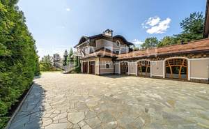 Дом 1350м², 2-этажный, участок 50 сот.  