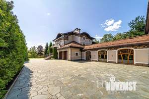 Дом 1350м², 3-этажный, участок 50 сот.  