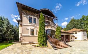 Дом 1350м², 3-этажный, участок 50 сот.  