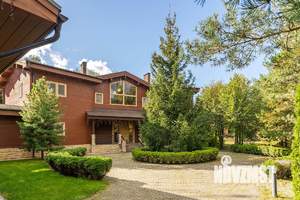 Дом 613м&sup2;, 2-этажный, участок 43 сот.  