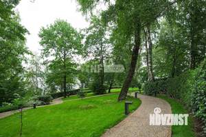 Дом 663м&sup2;, 3-этажный, участок 25 сот.  