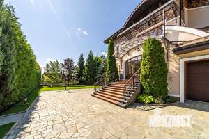 Дом 1350м², 3-этажный, участок 50 сот.  