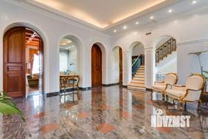 Дом 820м&sup2;, 2-этажный, участок 50 сот.  