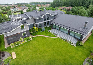 Дом 1100м&sup2;, 2-этажный, участок 20 сот.  