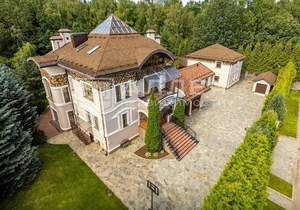 Дом 1350м², 2-этажный, участок 50 сот.  