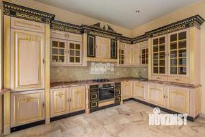 Дом 500м&sup2;, 3-этажный, участок 30 сот.  