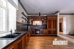 Дом 699м², 4-этажный, участок 10 сот.  