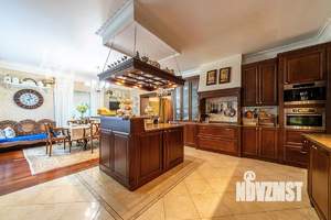 Дом 850м², 3-этажный, участок 36 сот.  