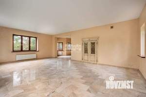 Дом 500м&sup2;, 3-этажный, участок 30 сот.  