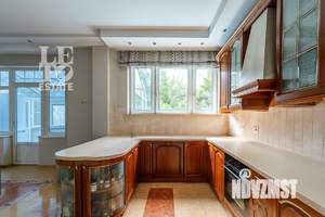 Дом 300м², 3-этажный, участок 14 сот.  