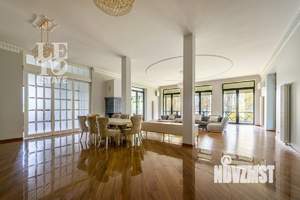 Дом 950м², 3-этажный, участок 33 сот.  