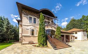 Дом 1350м², 2-этажный, участок 50 сот.  