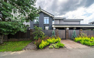 Дом 1100м&sup2;, 2-этажный, участок 20 сот.  