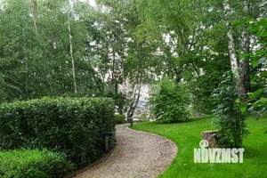 Дом 663м&sup2;, 3-этажный, участок 25 сот.  