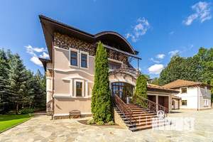 Дом 1350м², 3-этажный, участок 50 сот.  