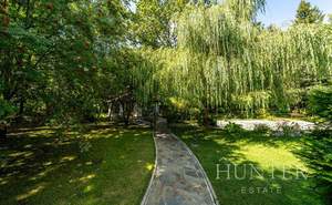 Дом 1350м², 3-этажный, участок 50 сот.  